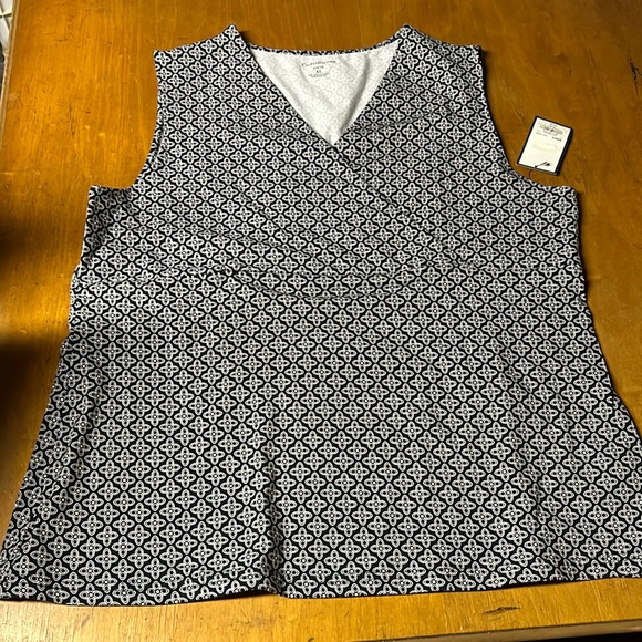 Chic Black and White Tank Top with Sleek Design - Picture 1 of 2